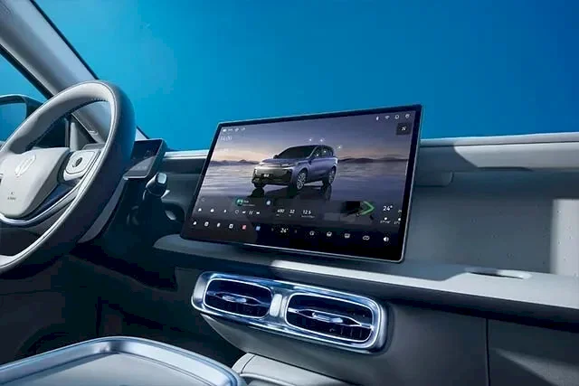 Leapmotor B10 — systém šesti slotů pro příslušenství